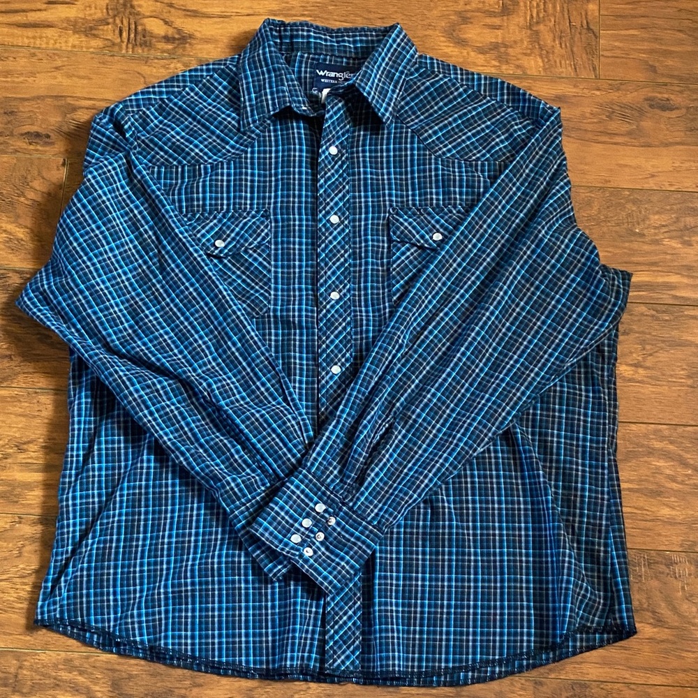 Wrangler Men's blue plaid Button Down Shirt